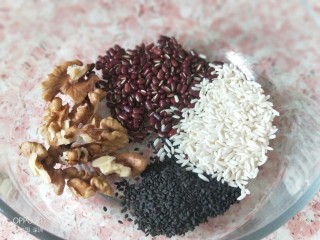 1、鸡蛋生菜卷饼+水果串+核桃芝麻糊营养早餐,核桃仁 ，黑芝麻，红豆和黑芝麻适量