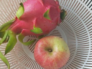 2、鸡蛋生菜卷饼+水果串+核桃芝麻糊营养早餐,火龙果和苹果洗净备用