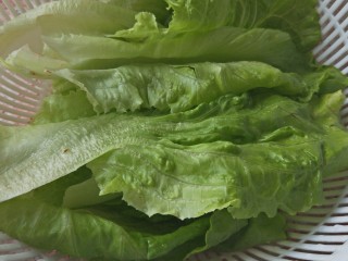 3、鸡蛋生菜卷饼+水果串+核桃芝麻糊营养早餐,生菜洗净备用