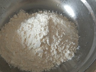 5、鸡蛋生菜卷饼+水果串+核桃芝麻糊营养早餐,大一点容器装面粉