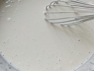 6、鸡蛋生菜卷饼+水果串+核桃芝麻糊营养早餐,加适量水调成不干不稀面糊备用