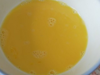 7、鸡蛋生菜卷饼+水果串+核桃芝麻糊营养早餐,鸡蛋打散调成蛋液备用