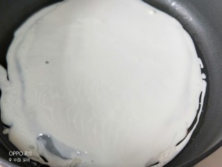 8、鸡蛋生菜卷饼+水果串+核桃芝麻糊营养早餐,平底锅倒少量油舀一勺面糊摊匀盖上盖子