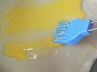 9、鸡蛋生菜卷饼+水果串+核桃芝麻糊营养早餐,待面糊表面凝固后倒适量蛋液用刷子均匀的刷上蛋液