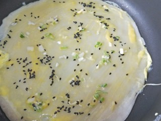 10、鸡蛋生菜卷饼+水果串+核桃芝麻糊营养早餐,撒上黑芝麻和葱花