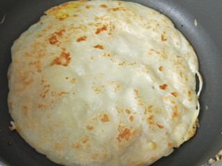 11、鸡蛋生菜卷饼+水果串+核桃芝麻糊营养早餐,待底面焦黄后翻面