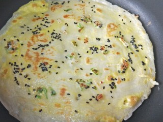 12、鸡蛋生菜卷饼+水果串+核桃芝麻糊营养早餐,另外一面煎得焦黄即可