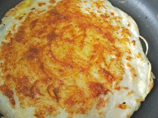 13、鸡蛋生菜卷饼+水果串+核桃芝麻糊营养早餐,煎好的饼有鸡蛋的一面朝下，刷上酱 ，酱是自己做来刷酱饼的，老干妈也可以