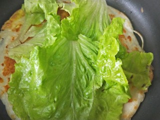 14、鸡蛋生菜卷饼+水果串+核桃芝麻糊营养早餐,然后放上生菜把饼卷起来就可以了，这会儿饼还很烫，小心烫手