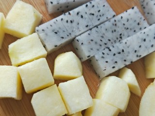 15、鸡蛋生菜卷饼+水果串+核桃芝麻糊营养早餐,水果切成方块状，然后用长的竹签一块苹果一块火龙果串起来，水果切好直接装盘也ok