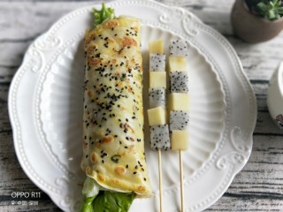 16、鸡蛋生菜卷饼+水果串+核桃芝麻糊营养早餐,卷好的卷饼装盘，水果串装盘