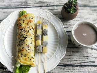 17、鸡蛋生菜卷饼+水果串+核桃芝麻糊营养早餐,打好的核桃芝麻糊加一点冰糖调味，倒上一杯就可以美美的享用早餐了，美味又营养!