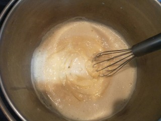 7、拉花半熟芝士蛋糕,将搅拌好的蛋黄液倒入锅中小火加热，并不断搅拌，直到牛奶收干，面糊很浓稠。