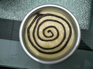 17、拉花半熟芝士蛋糕,蛋糕糊放入模具中震出汽泡，用巧克力画一个圈。