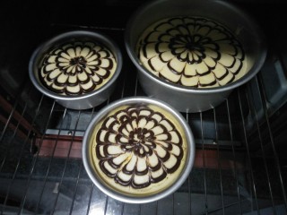 19、拉花半熟芝士蛋糕,放入预热好的150度烤箱，烤盘中放入水，用水谷法烤二十分钟。烤箱温度根据自家的调节。