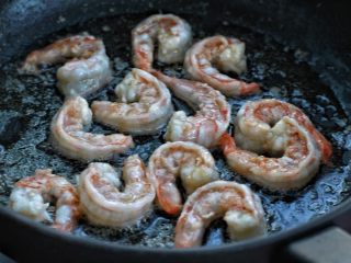 5、虾仁炒鸡蛋,锅中倒适量食用油烧至三、四成热,放入虾仁炒至变色立刻关火盛出