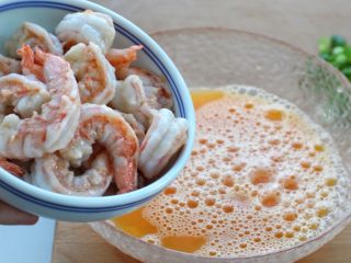 6、虾仁炒鸡蛋,把炒好的虾仁放入蛋液中,搅拌均匀