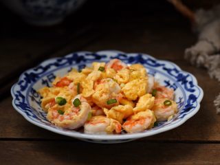 9、虾仁炒鸡蛋,一道口感嫩滑鲜美、营养丰富的虾仁滑蛋就完成了,孩子特别喜欢呢!