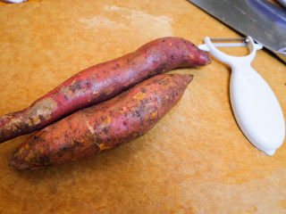 1、9个月以上辅食健康零食烤番薯片,准备两根番薯,我这个品种是比较粉的品种,吃起来也很甜