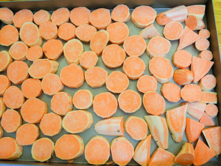 4、9个月以上辅食健康零食烤番薯片,将烤盘先刷一层油然后把番薯一个个摆上去