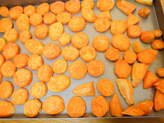 8、9个月以上辅食健康零食烤番薯片,表面是微黄色,特别诱人