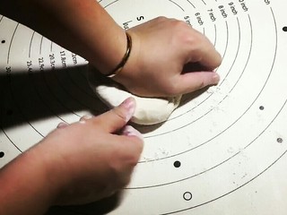 6、香菇馒头包,撒干粉排气揉光滑!这一部很重要,揉光滑的面团蒸出来的作品才无气泡!