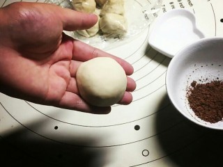 8、香菇馒头包,把面团捻成蘑菇盖,表面抹一点清水!