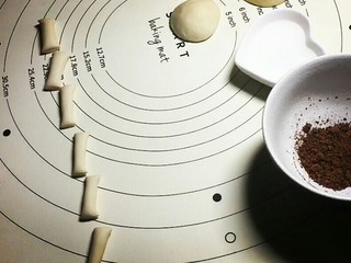 9、香菇馒头包,搓一个小面团,成长条切段,做蘑菇根!