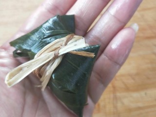 7、水晶粽子,一个小粽子就包好啦,一定要包紧不要露馅