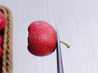 2、时令养生～山楂罐头,首先将山楂蒂用视频剪刀剪掉！依次剪完！