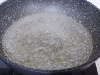 7、时令养生～山楂罐头,大火烧开，冰糖融化。