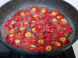 8、时令养生～山楂罐头,将山楂倒入沸水锅中，大火煮2-3分钟即可！