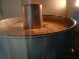 19、解决不消泡不塌腰完美de海绵蛋糕,颜色变得金黄就可以了。比刚刚烤箱中最高点还会下来一点。