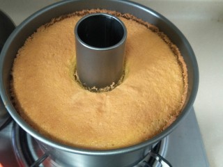 20、解决不消泡不塌腰完美de海绵蛋糕,考好就是这样子的啦，出烤箱后一定要震一下，马上到扣脱模。