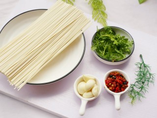 1、好吃到哭的猪油拌面,准备材料：面条300g，香菜适量，大蒜6粒，剁椒1勺，猪油适量。