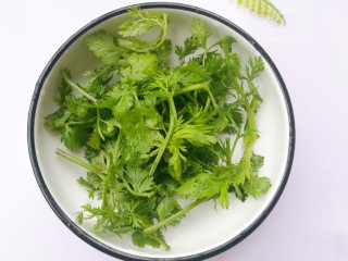 2、好吃到哭的猪油拌面,香菜洗净切小段。