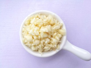 3、好吃到哭的猪油拌面,大蒜切末。