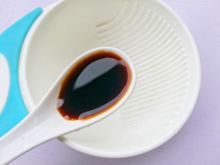 5、好吃到哭的猪油拌面,2勺生抽。