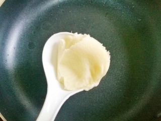 10、好吃到哭的猪油拌面,锅中放猪油加热。