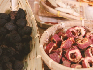 1、【酸梅汤】最正宗的古法酸梅汤,是烟熏味的,乌梅、山楂、陈皮、甘草洗去浮尘;