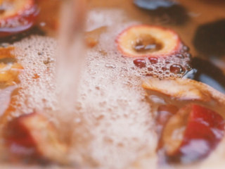 4、【酸梅汤】最正宗的古法酸梅汤,是烟熏味的,再添水到1200毫升左右,大火煮开后小火盖盖熬煮40分钟;