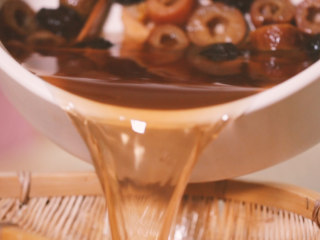 5、【酸梅汤】最正宗的古法酸梅汤,是烟熏味的,将一煮汤汁倒出,食材留下;