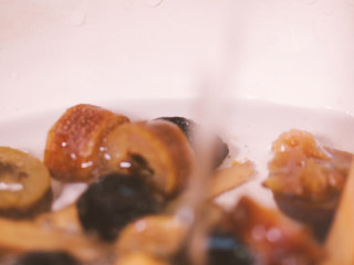 6、【酸梅汤】最正宗的古法酸梅汤,是烟熏味的,锅中再添600毫升水;