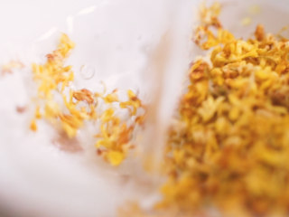 11、【酸梅汤】最正宗的古法酸梅汤,是烟熏味的,少量温水冲泡干桂花;