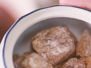 9、【酸梅汤】最正宗的古法酸梅汤,是烟熏味的,临关火放入冰糖搅拌融化;