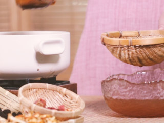 10、【酸梅汤】最正宗的古法酸梅汤,是烟熏味的,将两次熬煮的汤汁混合;