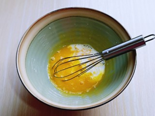 3、6寸蝶豆花戚风蛋糕,先做蛋黄糊，蛋黄用手动打蛋器打散，再加入牛奶继续打均匀至看不到牛奶。