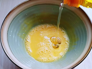 4、6寸蝶豆花戚风蛋糕,加入玉米油，使油与蛋液完全融合再一起，(色拉油也可以，但是一定要无味的)不建议使用黄油或橄榄油。