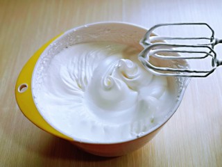 11、6寸蝶豆花戚风蛋糕,加入最后的三分之一糖，，继续打发至蛋白出现细腻的纹路，将电动打蛋器调低速打发一会儿，感觉有些阻力时，就可以停止打发，以免消泡，提起打蛋器有微微的弯勾即可！