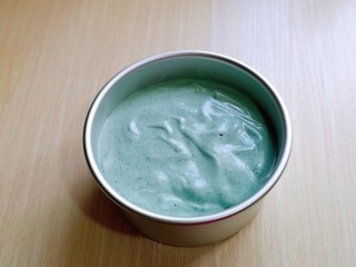 15、6寸蝶豆花戚风蛋糕,拌好的蛋糕糊，细腻光滑，饱满，倒入蛋糕模具中。